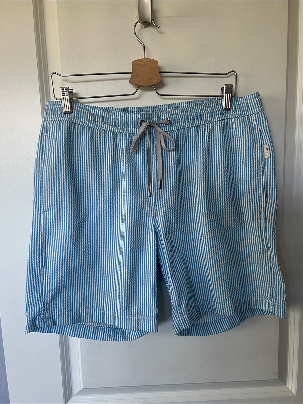 Onia Charles 7” Aqua Seersucker Stripe Swim Trunk, L